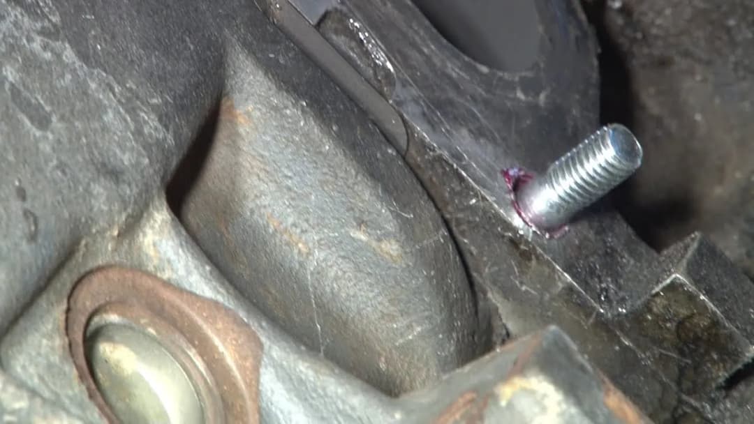 Urwana szpilka w kole – czy jazda jest naprawdę bezpieczna?