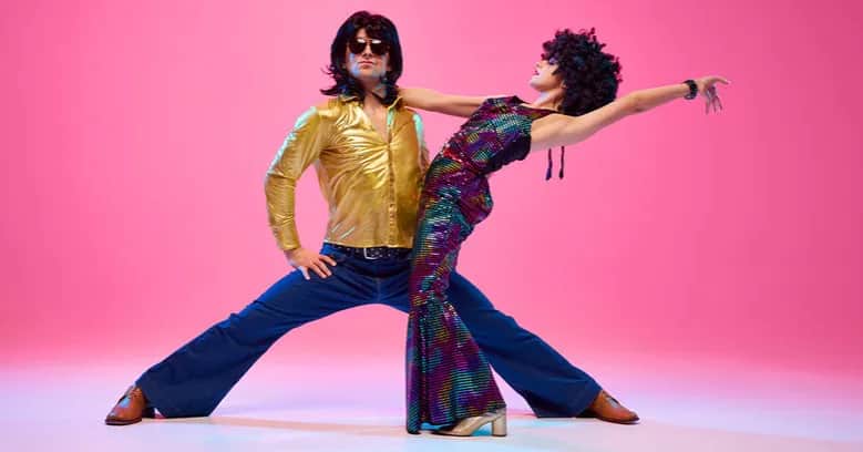 Impreza w stylu PRL jak się ubrać: unikaj modowych wpadek