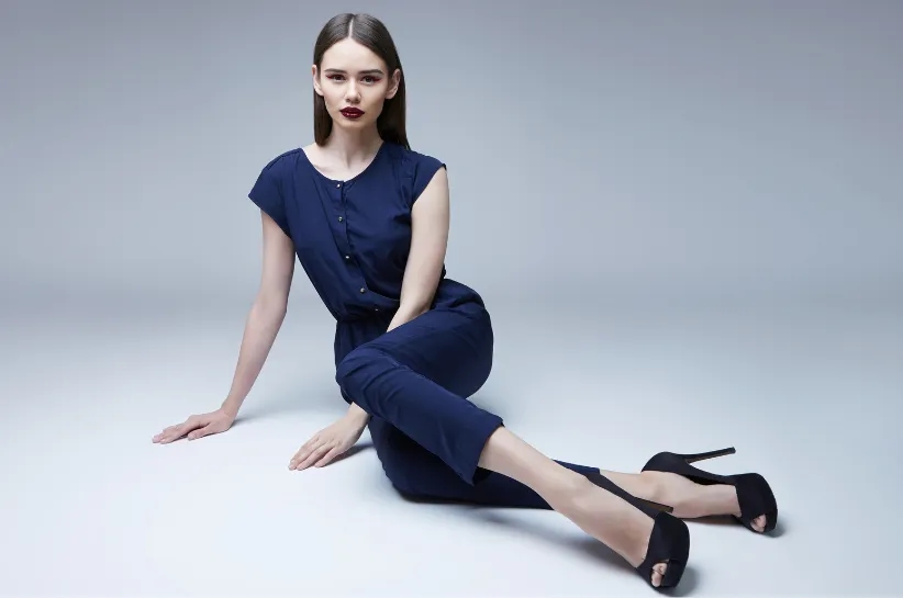 Jakie buty do granatowego kombinezonu, aby uniknąć modowych wpadek?