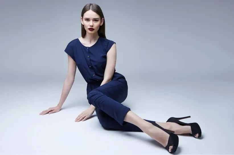 Jakie buty do granatowego kombinezonu, aby uniknąć modowych wpadek?