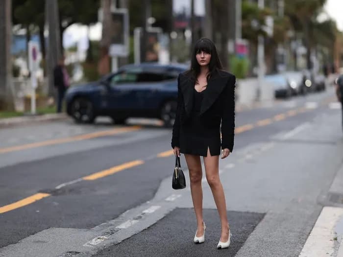 Czarna sukienka: jakie buty i dodatki, by wyglądać zjawiskowo?