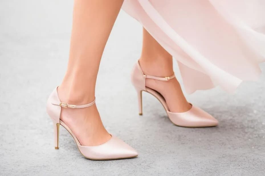 Jakie buty do różowej koronkowej sukienki, aby wyglądać olśniewająco?