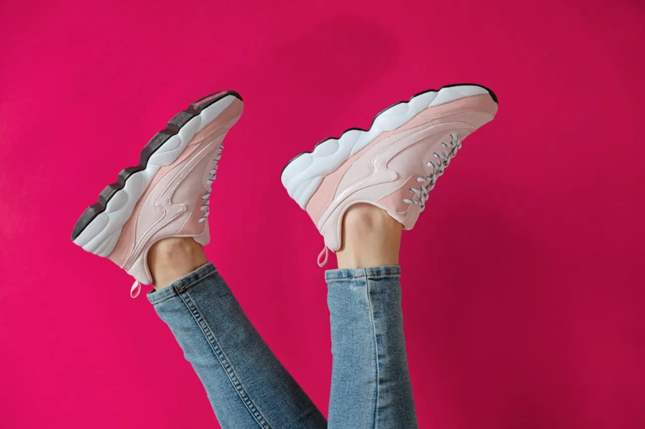 Różowe buty do czego pasują? Odkryj stylowe połączenia i inspiracje
